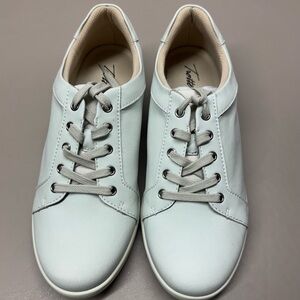 Trotters Adore Lightweight Leather Sneakers